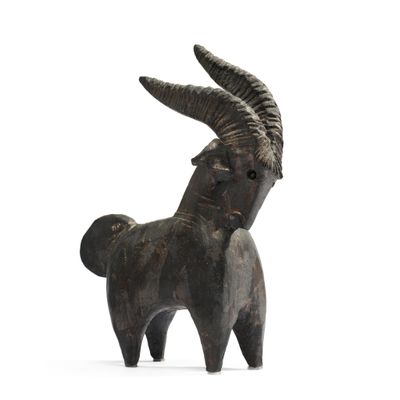 une petite statue représentant une chèvre avec des cornes sur la tête