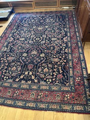 un grand tapis oriental posé sur le sol de la cuisine