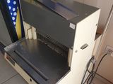 une machine posée sur le sol d'une pièce