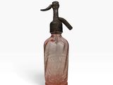 une bouteille en verre rose avec une poignée noire sur un fond blanc