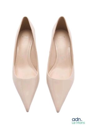 Les chaussures de cette femme sont en cuir et ont un talon haut.