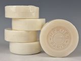quatre pains de savon empilés les uns sur les autres sur une table