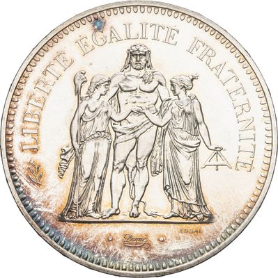 gros plan d'une pièce de monnaie sur fond blanc