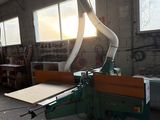 une image d'une machine qui travaille sur un morceau de bois