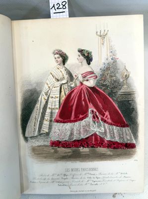 un livre sur lequel figure la photo d'une femme en robe rouge