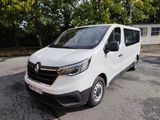 une camionnette blanche garée sur le parking