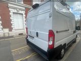une camionnette blanche garée sur le côté de la rue