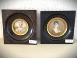 paire de portraits miniatures anciens représentant des femmes, dans des cadres noirs