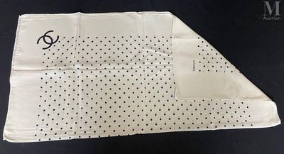 une image représentant un mouchoir orné d'un monogramme