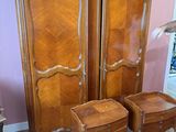 deux tables et une armoire dans une pièce