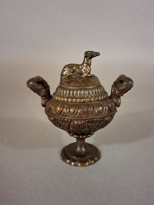 Petit vase couvert en bronze patiné à décor de feuillages et…