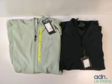 deux vestes pour homme, encore étiquetées, posées l'une à côté de l'autre