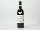 la bouteille de vin est posée sur une surface blanche