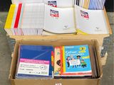 une boîte pleine de livres posée sur le sol