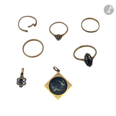 un assortiment de bagues et de pendentifs sur fond blanc