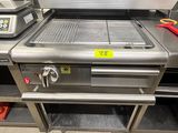 un barbecue posé au milieu d'une cuisine