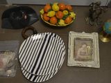 un bol d'oranges et une assiette de citrons posés par terre