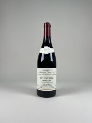 une bouteille de vin rouge posée sur une table blanche
