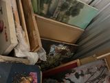 une pile de cartons illustrés dans un coin de la pièce