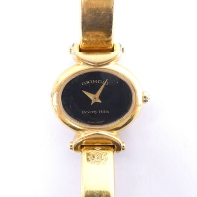 une image montrant un gros plan d'une montre-bracelet en or