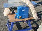 une machine posée sur une table dans le parking