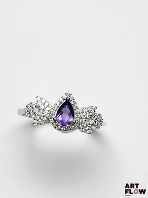 un gros plan d'une bague sertie d'un améthorate et de diamants