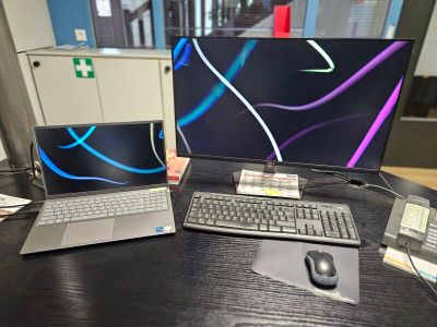deux ordinateurs portables posés sur un bureau, avec un clavier et une souris