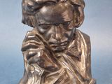 statue en bronze représentant un homme, la main posée sur le menton