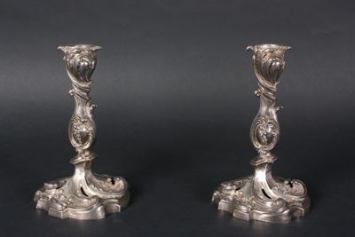 paire de flambeaux en argent minerve, à riche décor ciselé d… - Photo 1