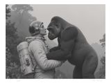 photographie en noir et blanc d'un homme en combinaison spatiale embrassant un gorille