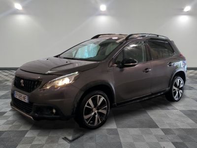 la photo d'une voiture de couleur sombre garée dans un garage