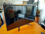 une télévision à écran plat posée sur une table en bois