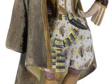 figurine représentant un homme vêtu d'un costume traditionnel, posée sur un socle en marbre