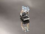 une bague posée sur une table