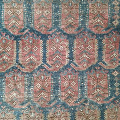 un gros plan d'un tapis bleu et rouge orné d'un motif