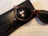 une paire de lunettes de soleil posée sur un étui noir