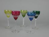 quatre verres à vin sont alignés sur une table