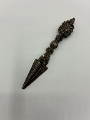 gros plan d'un objet métallique sur une surface blanche