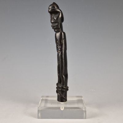 l'image d'une statue d'un homme avec un chapeau sur la tête