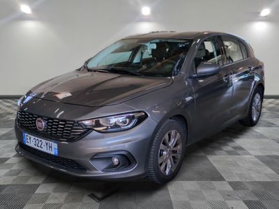 la voiture grise est garée dans le garage sur le sol en damier