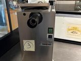 une machine posée sur un comptoir