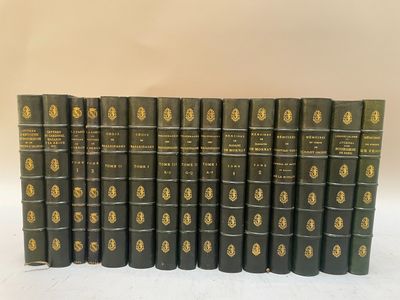 un groupe de livres superposés sur une table