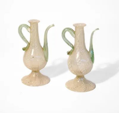 deux vases posés l'un à côté de l'autre sur une table