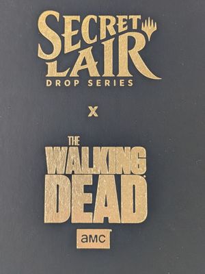 un gros plan sur une boîte arborant le logo de « The Walking Dead »