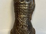 une image représentant la main d'une femme, sculptée dans le bronze