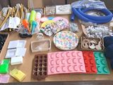 une table sur laquelle se trouvent de nombreux objets différents