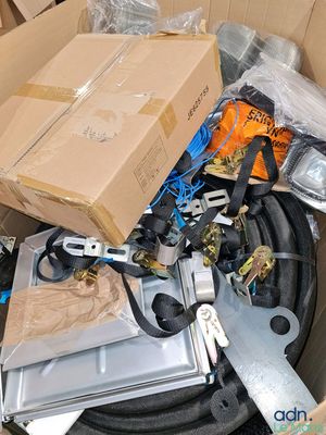 une boîte remplie d'objets divers, empilés les uns sur les autres