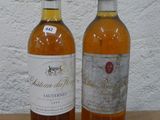 deux bouteilles de vin posées sur une table l'une à côté de l'autre