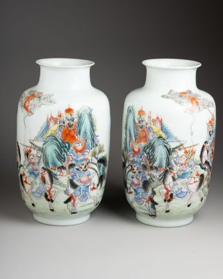 paire de vases chinois avec personnages assis sur une table