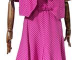 robe rose à pois sur un mannequin, un mannequin, un mannequin, un mannequin, un mannequin, un mannequin, un mannequin, un mannequin, un mannequin